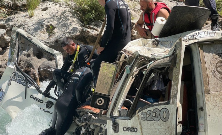 Alanya’da tomruk yüklü kamyon çaya düştü