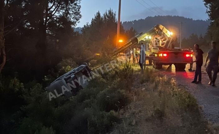 Alanya’da freni boşalan otomobil ağaçlık alana yuvarlandı