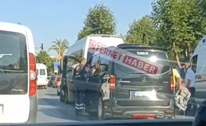 Alanya’da minibüs ile hafif ticari araç çarpıştı: 1 yaralı