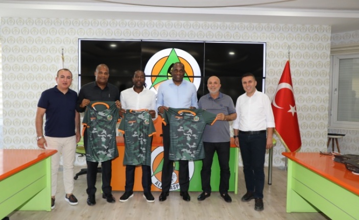 Dominika Başbakanı Skerrit Alanyaspor'u ziyaret etti