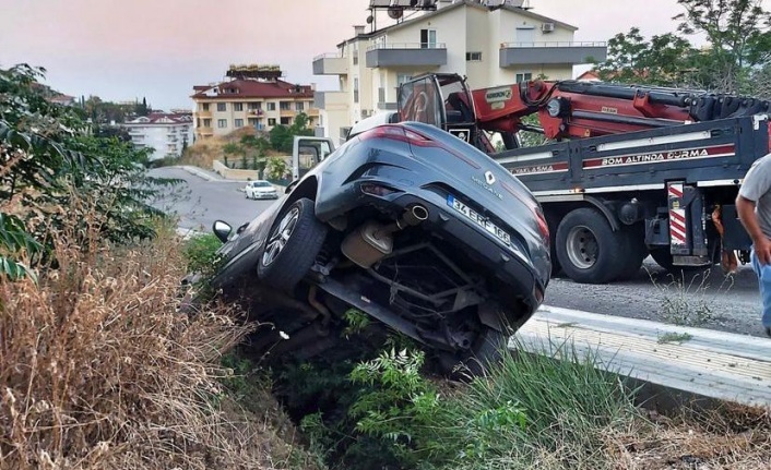 Alanya’da kontrolden çıkan otomobil çalılık alana düştü