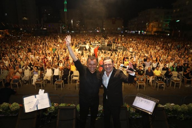 Alanya Belediyesi’nin Yaz Konseri'nde Ferhat Göçer rüzgarı esti