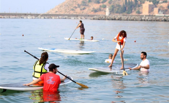 Alanya'da engelli bireyler SUP Board ile deniz keyfi yaşadı