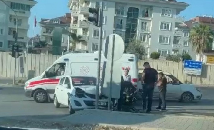 Alanya'da otomobil sinyalizasyon direğine çarptı