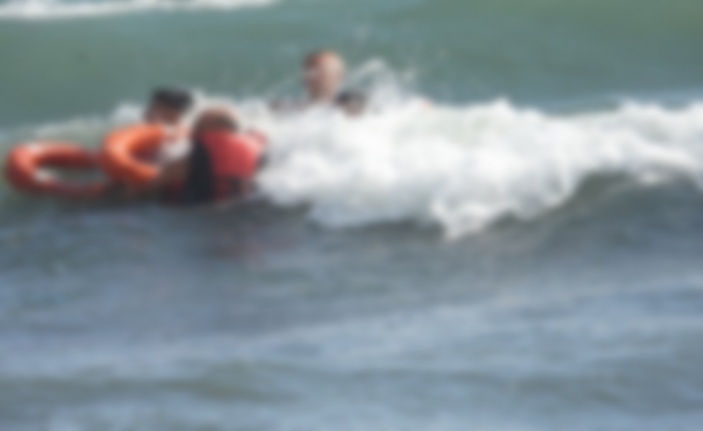 Alanya’da denize giren iki arkadaş boğulma tehlikesi geçirdi