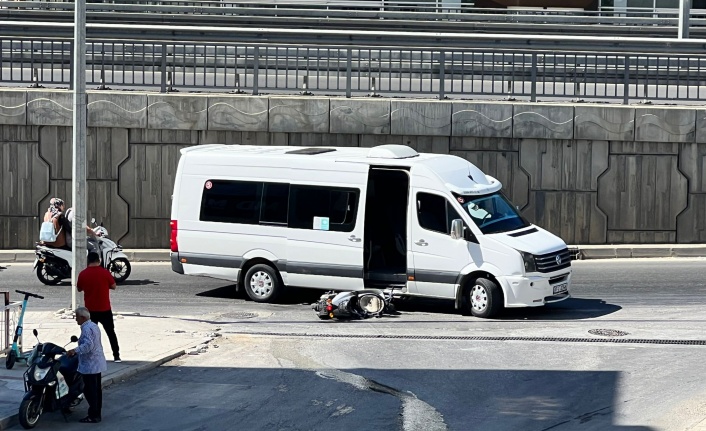 Alanya’da servis aracı ile motosiklet çarpıştı