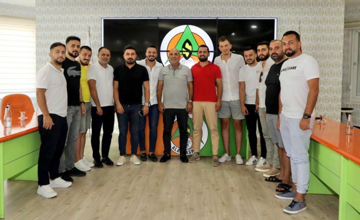 Alanyalı gençlerden Alanyaspor'a kombine desteği