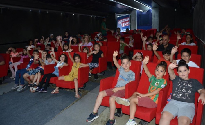 Alanya'da sinema tırı yoğun ilgi gördü