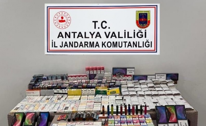 Alanya’da bir marketten 135 bin TL değerinde kaçak sigara ele geçirildi