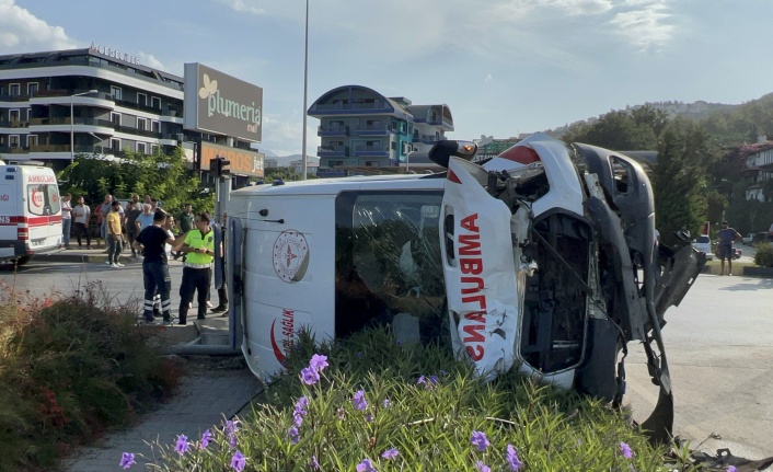 Alanya’da ambulans ile kamyonet çarpıştı: 8 yaralı