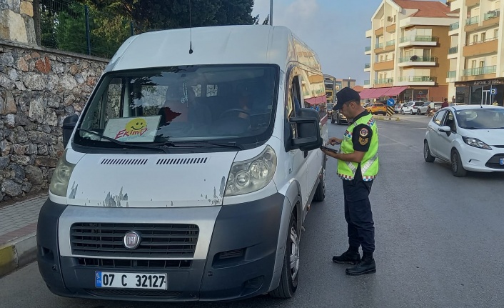 Alanya’da jandarmadan servis araçlarına denetim