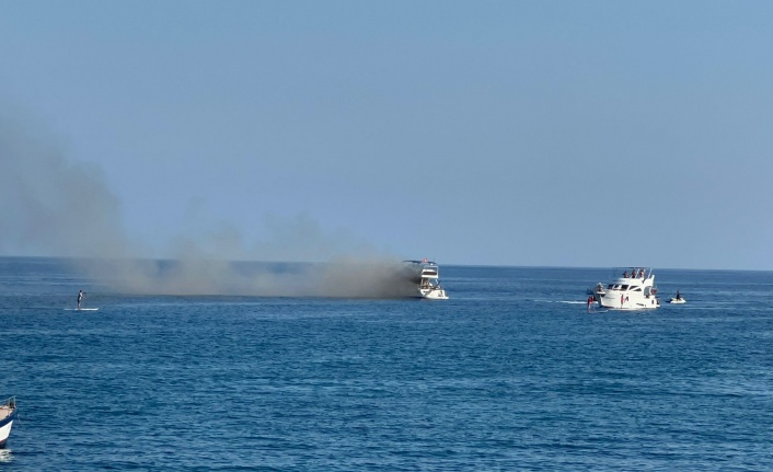 Alanya’da lüks yat denizin ortasında yandı