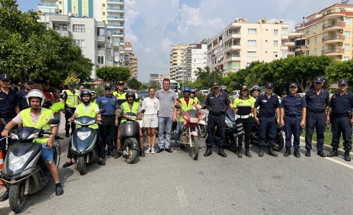 Alanya’da motosiklet sürücülerine reflektif yelek dağıtıldı