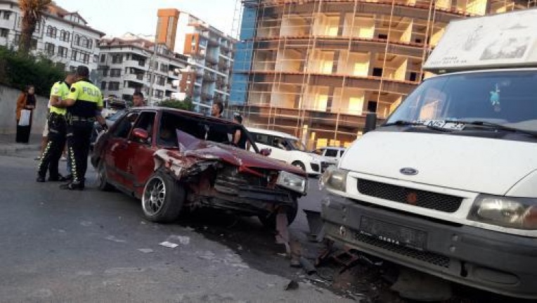 Alanya’da otomobil ile minibüs çarpıştı: 2 yaralı