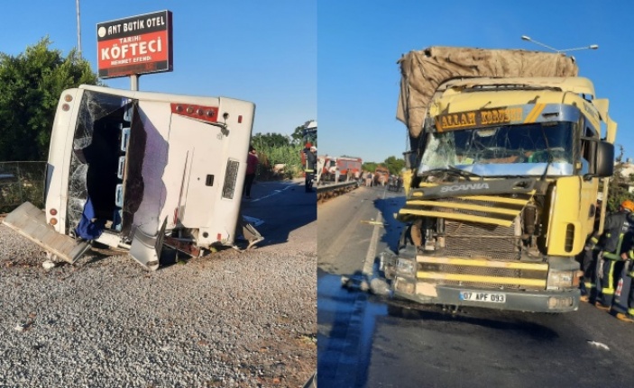 Alanya’da TIR ile yolcu minibüsü çarpıştı: 3 yaralı