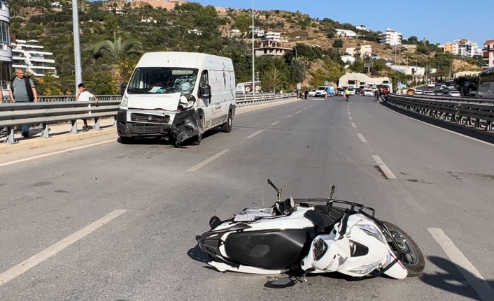 Alanya’da minibüs ile motosiklet çarpıştı: 1 ölü