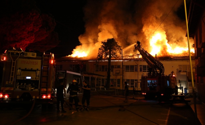 Alanya’da okul çatısında korkutan yangın