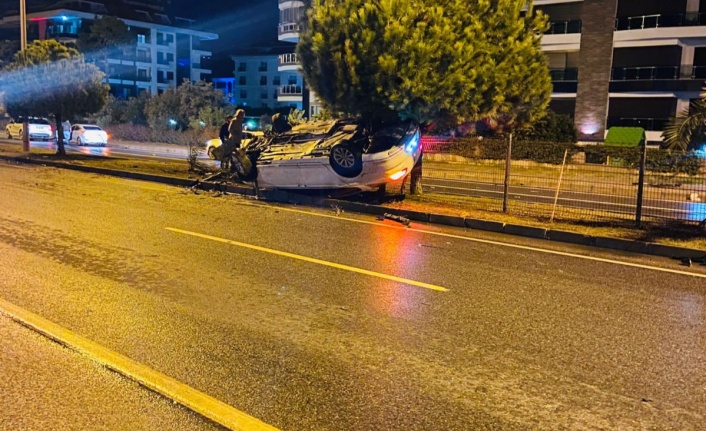 Alanya’da takla atan otomobilde 2 kişi yaralandı