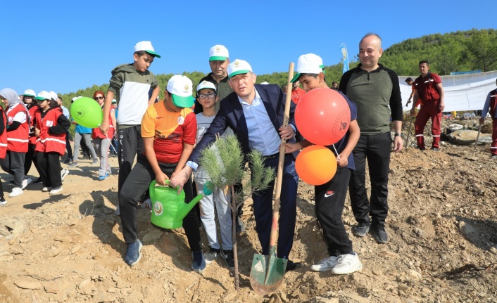 Alanya’da 3 bin 450 adet fidanı toprakla buluşturdular