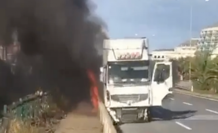 Alanya’da bariyerlere çarpan TIR alev aldı