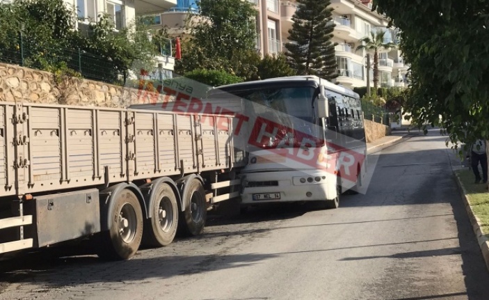 Alanya’da freni boşalan otobüs TIR’a çarptı