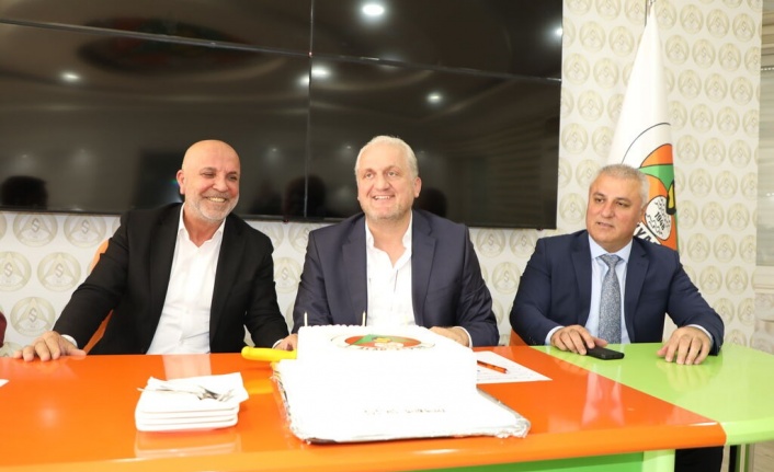 Alanyaspor'da Paşaoğlu'na sürpriz kutlama