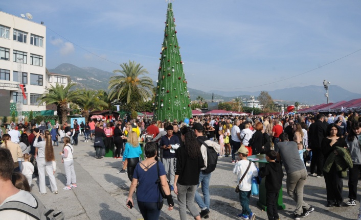 12. Alanya Uluslararası Yeni Yıl Pazarı’na yoğun ilgi