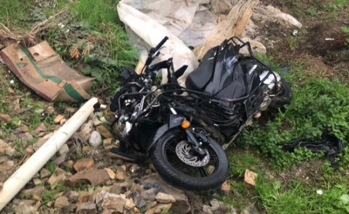 Alanya'da elektrik direğine çarpan motosikletin sürücüsü öldü
