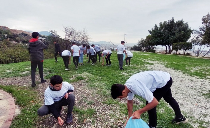 Alanya’da imam hatipli gençler çevre temizliği yaptı