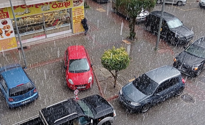 Alanya'da hem yağmur hem dolu yağdı