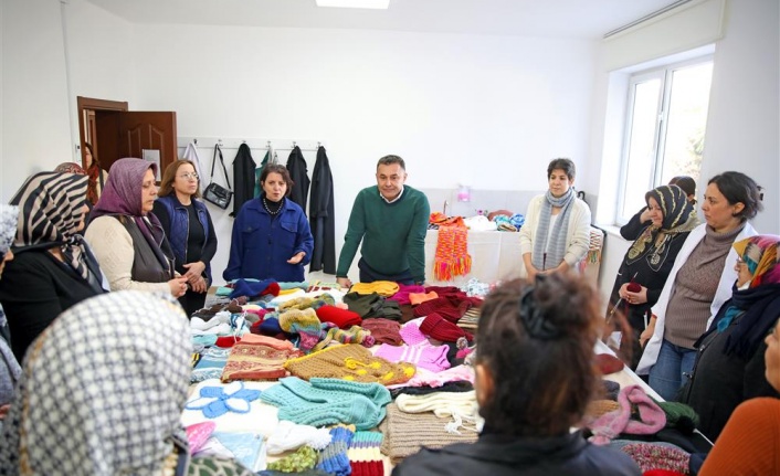 Alanya Belediyesi Kursiyerleri, depremzedeler için günlük bin parça kıyafet üretiyor