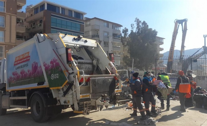 Alanya Belediyesi temizlik ekibi deprem bölgesinde