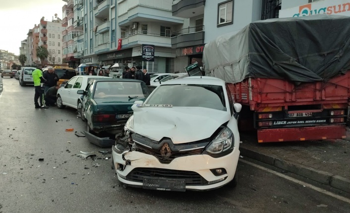 Alanya'da kamyonet ortalığı savaş alanına çevirdi!