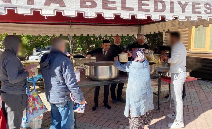 Alanya’da ihtiyaç sahiplerine yemek ikramı başladı