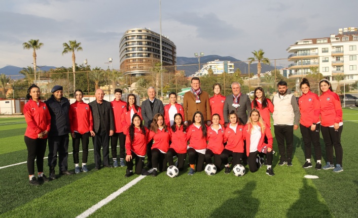 Alanya’da kamp yapan kadın futbolcuları ziyaret ettiler