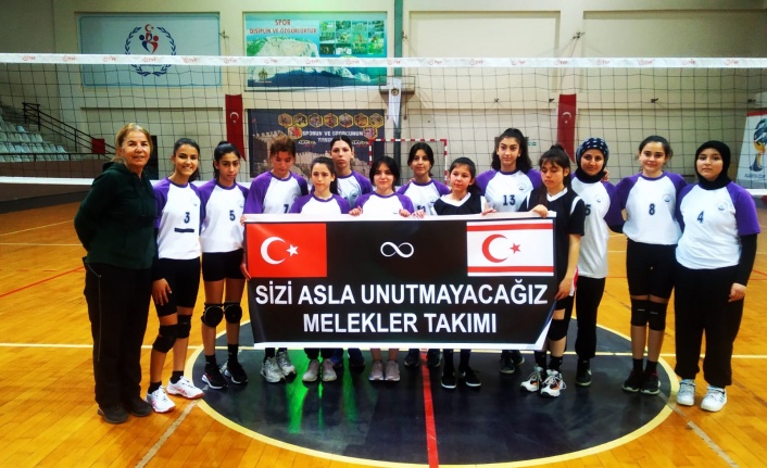 Alanya’da liseli voleybolculardan anlamlı pankart