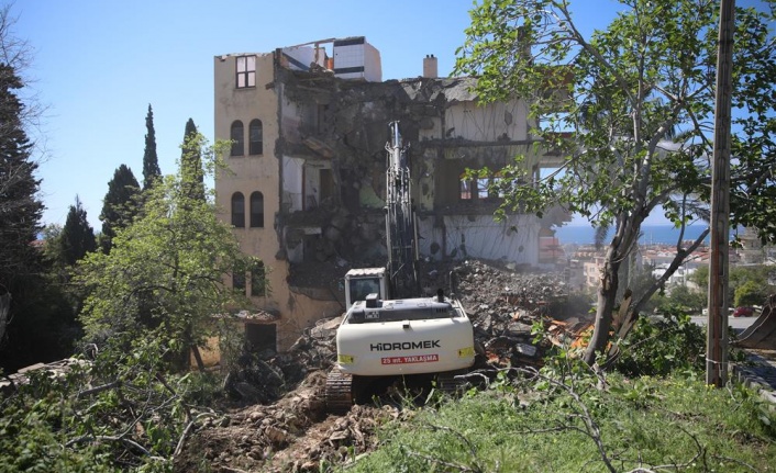 Alanya Belediyesi riskli yapıların yıkımını gerçekleştiriyor