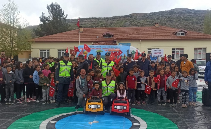 Alanya’da jandarma ekipleri Güzelbağ’da öğrencilere trafik eğitimi verdi