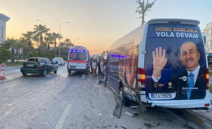 Alanya’da otomobil, park halindeki seçim aracına çarptı