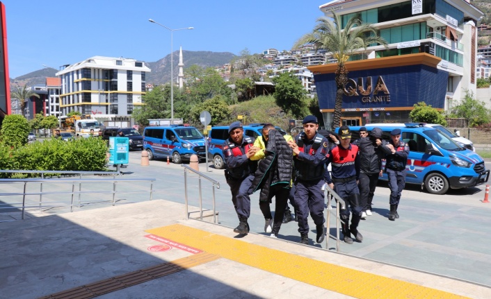 Alanya’da yakalanan 3 göçmen kaçakçısı tutuklandı