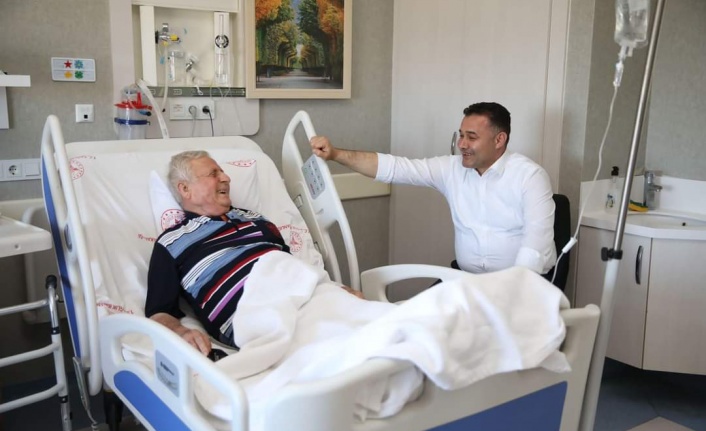 Başkan Yücel bayramda hastanede tedavi gören Ertekin'i unutmadı