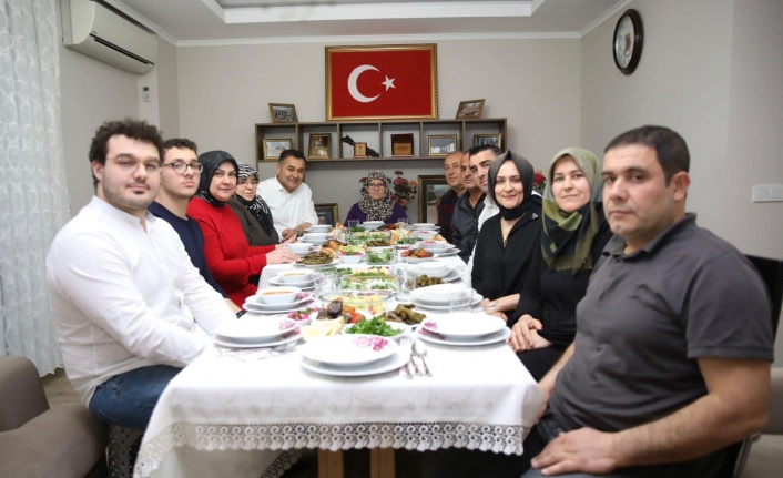 Başkan Yücel iftarda şehit Murat Güney’in ailesine konuk oldu