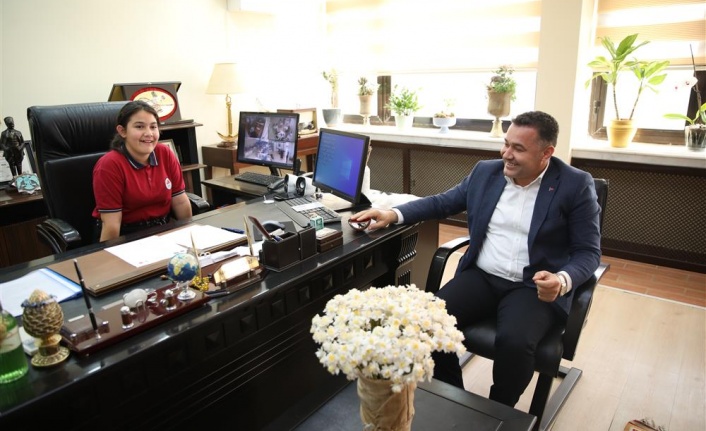 Başkan Yücel koltuğunu Buğlem'e devretti