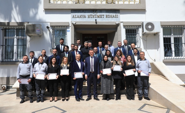 Kaymakam Ürkmezer’den Tapu Müdürlüğü çalışanlarına başarı belgesi