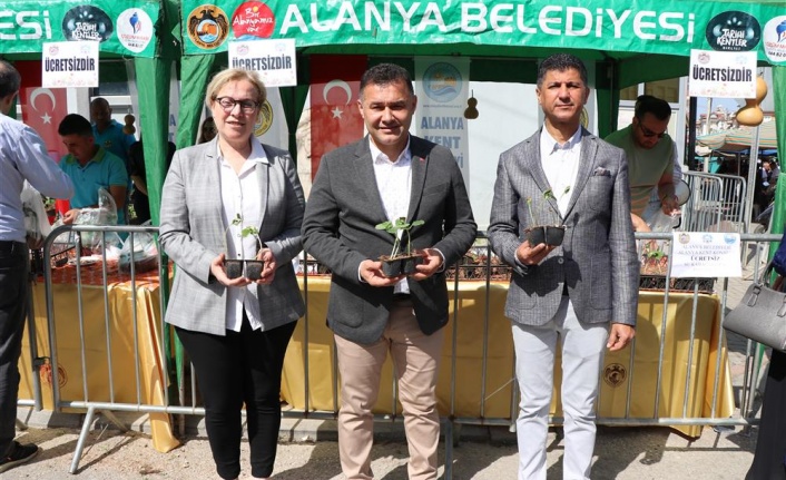 Alanya Belediyesi su ve lif kabağı dağıtmaya devam ediyor