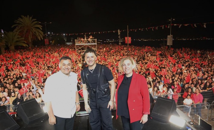 Alanya Belediyesi’nin muhteşem 19 Mayıs kutlaması Edis konseriyle zirve yaptı