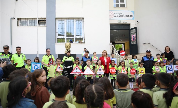 Alanya Belediyesi’nin okullardaki trafik eğitimi sürüyor