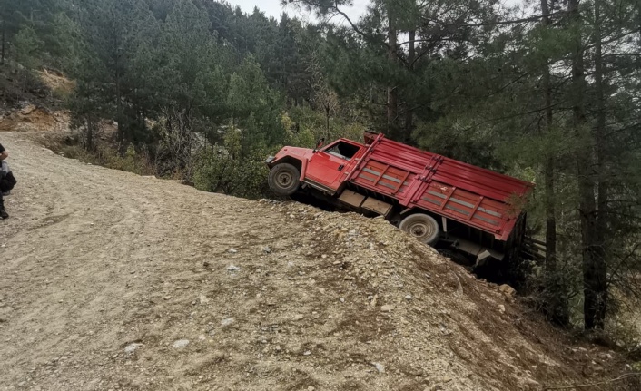 Alanya’da yoldan çıkan kamyonet ağaca çarptı: 3 yaralı