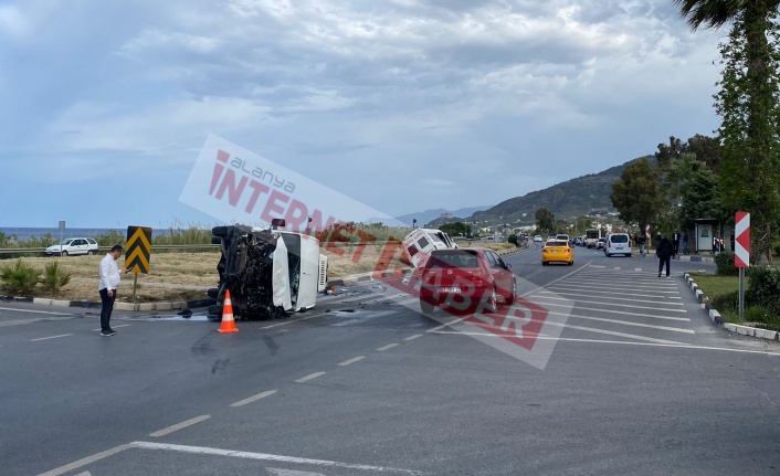 Alanya’da yolcu minibüsü ile minibüsün çarpıştı kazada 9 kişi yaralandı