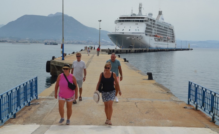 Amerikalı ve İngiliz turistler Alanya’ya denizden geldi